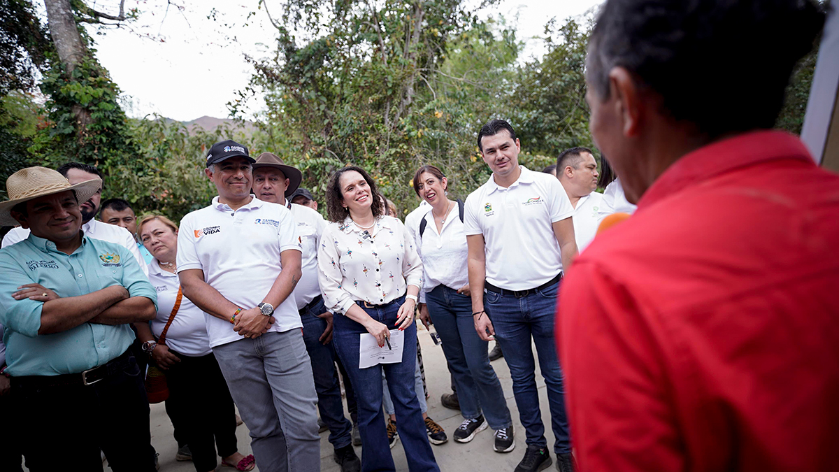 Fotografía de acompañamiento a la comunidad por parte del director General del Invías, Juan Carlos Montenegro Arjona y la ministra de Transporte, María Constanza García Alicastro.