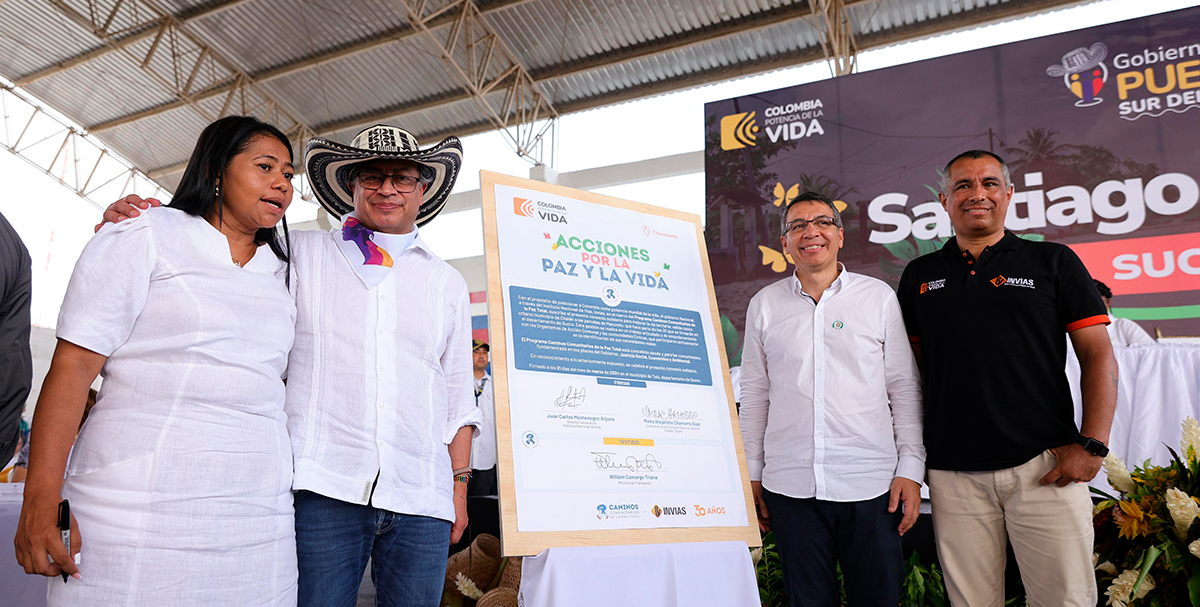 Fotografía de la firma de convenios en Tolú, Sucre. En la de arriba derecha aparece el presidente de la República, Gustavo Petro, a su lado Maira Alejandra Chamorro Díaz, de la Junta de Acción Comunal Siete de Agosto, Chalán; el ministro de Transporte, William Camargo Triana y el director General (e) del Invías, Juan Carlos Montenegro Arjona.