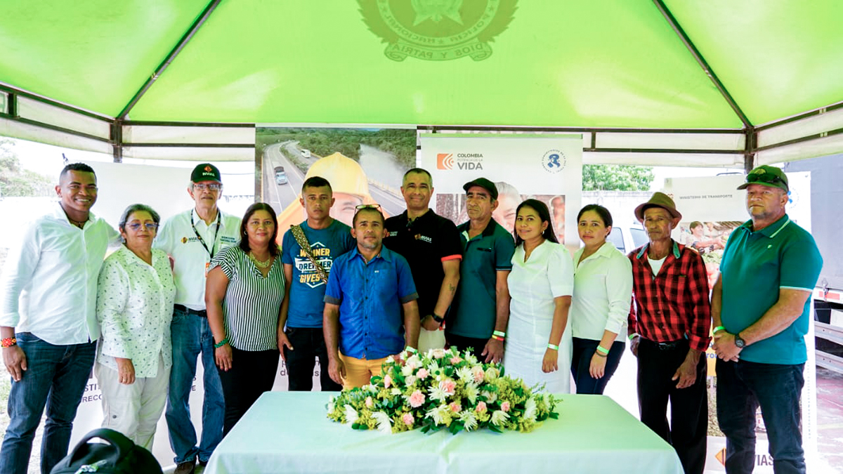 Fotografía de la firma de convenios en Tolú, Sucre entre habitantes de las comunidades beneficiarias y el director General (e) del Invías, Juan Carlos Montenegro Arjona.
