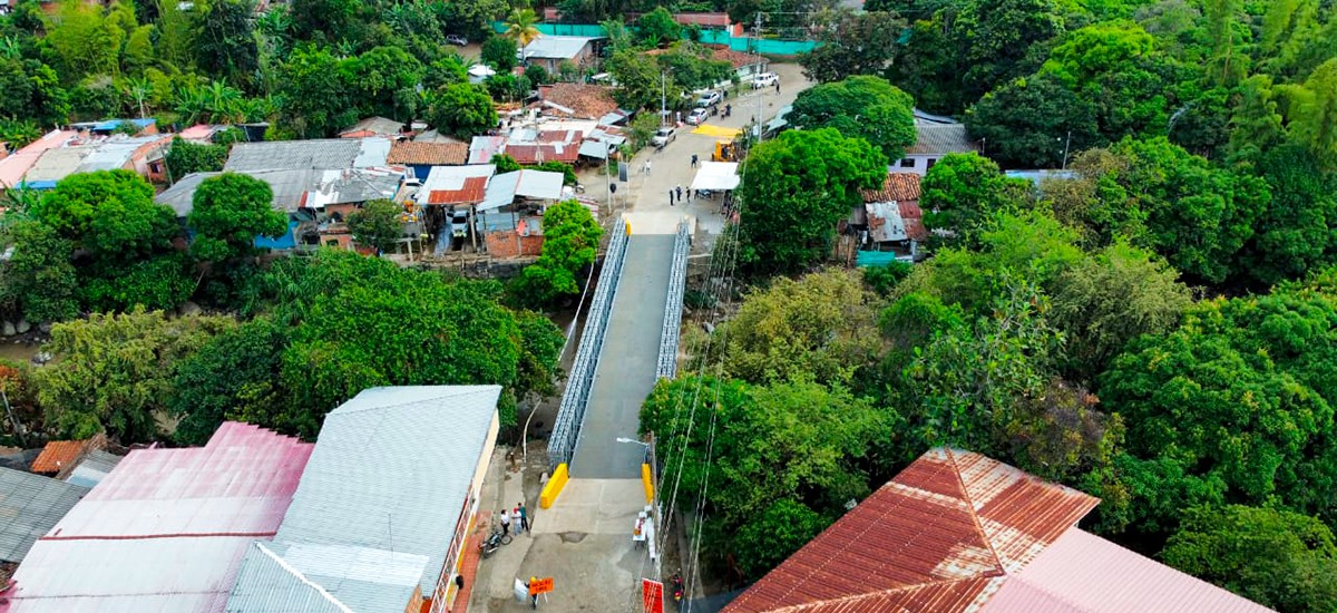 Fotografía aérea del puente metálico sobre el río El Palo en el Cauca puesto al servicio por el INVÍAS.