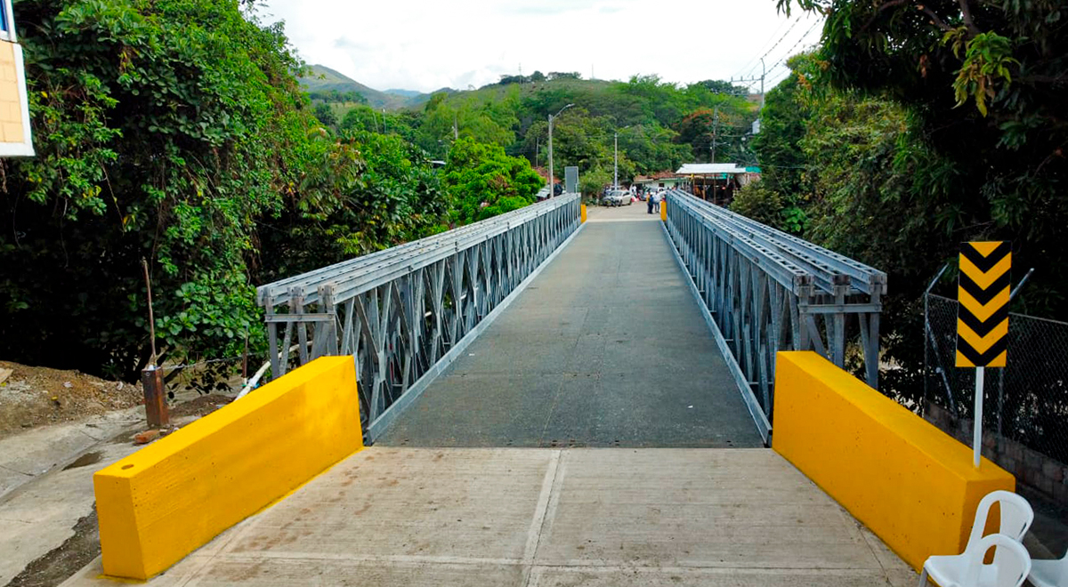 Fotografía desde paso al puente metálico sobre el río El Palo en el Cauca puesto al servicio por el INVÍAS.