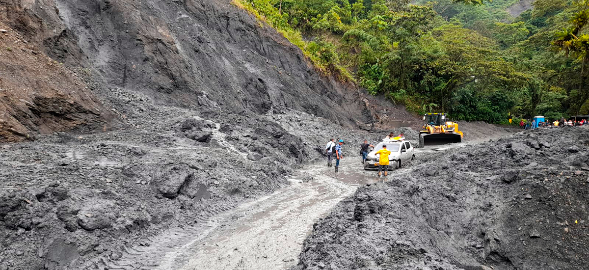 Fotografía de conductores imprudentes intentando cruzar por zonas en emergencia de la Transversal del Cusiana.