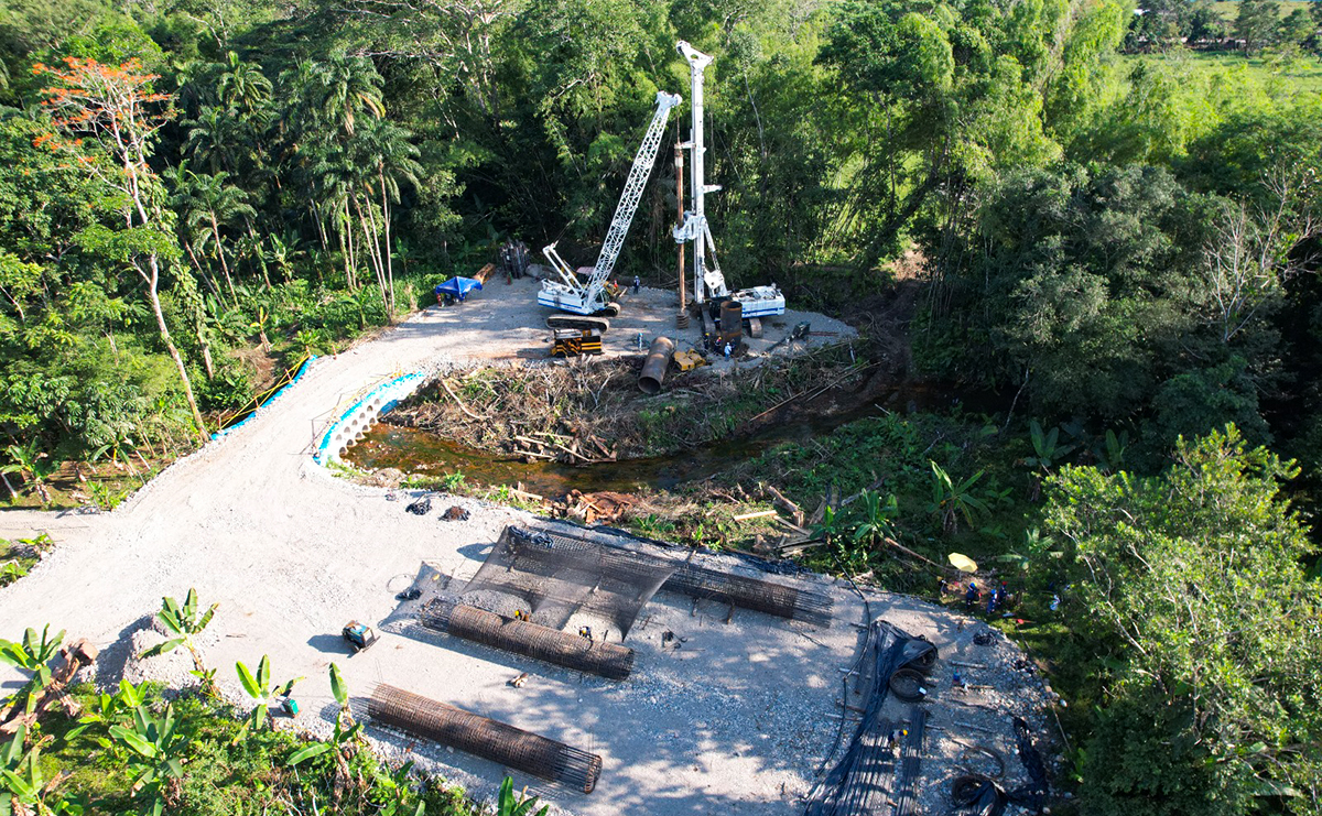 Fotografía de la estación de trabajo con maquinaria pesada para la construcción del puente sobre el río Caquetá.