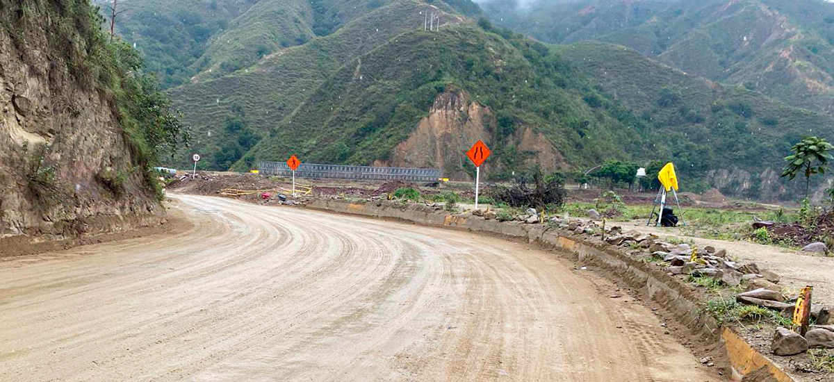 Fotografía de trabajos de construcción de vía en el sector El Tarrita, del corredor Ocaña - Cúcuta.