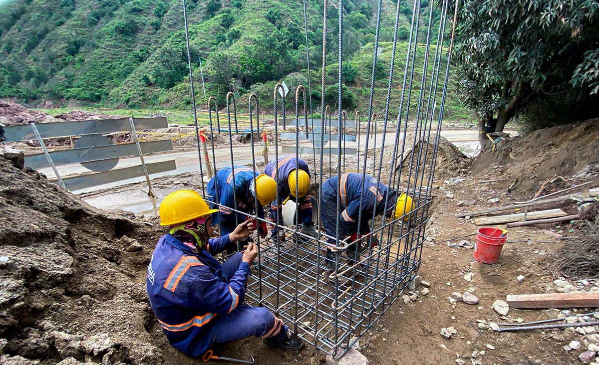 Fotografía de colaboradores del Invías en trabajos de construcción de vía en el sector El Tarrita, del corredor Ocaña - Cúcuta.