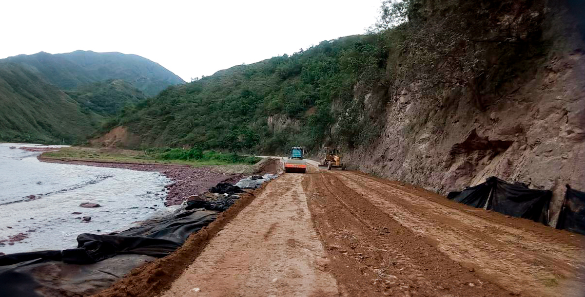 Fotografía de colaboradores del Invías en trabajos de construcción de vía en el sector El Tarrita, del corredor Ocaña - Cúcuta.