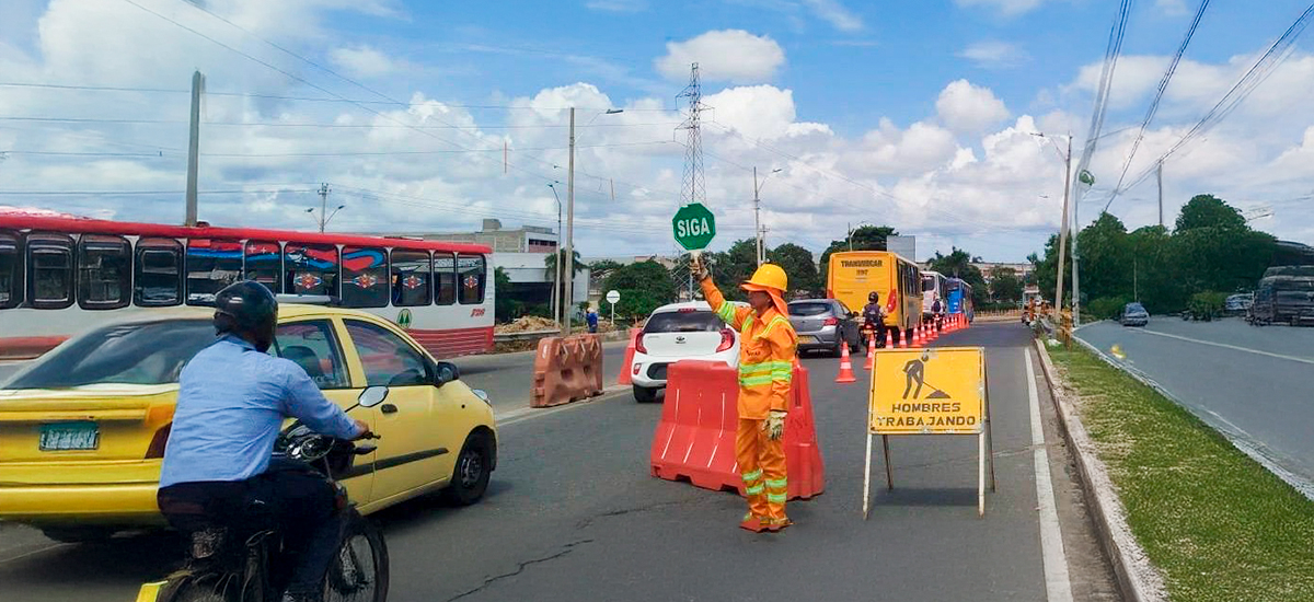 Fotografía de colaboradores del Invías en obras de control de tráfico en obras de vías del departamento del Atlántico.