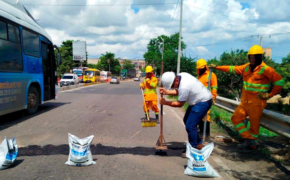 Fotografía de colaboradores del Invías en obras de mantenimiento y reparación en vías del departamento del Atlántico.