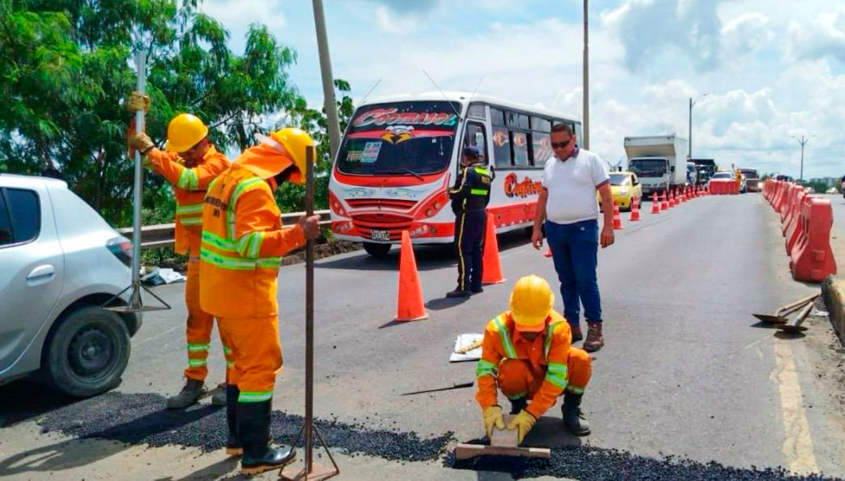 Fotografía de colaboradores del Invías en obras de mantenimiento y reparación en vías del departamento del Atlántico.