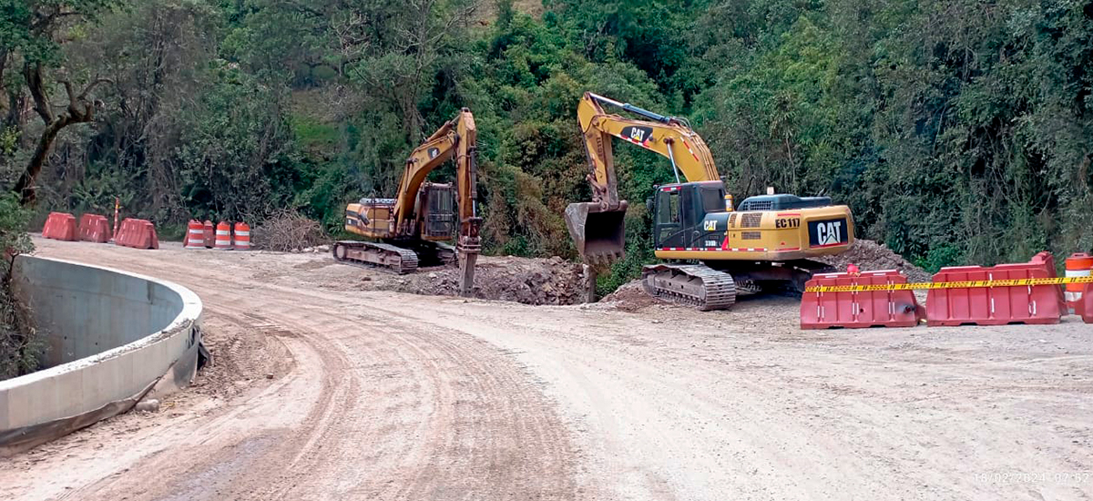 Fotografía de trabajos de colaboradores del INVÍAS en maquinaria pesada en labores de construcción de vías nacionales y regionales.