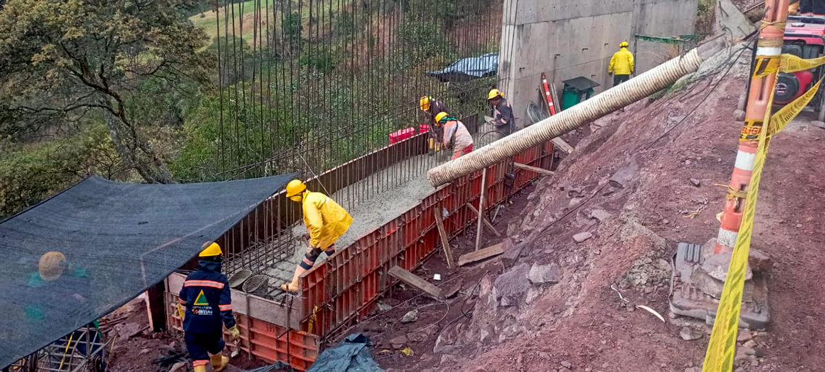 Fotografía de trabajos de colaboradores del INVÍAS en construcción de vías nacionales y regionales.