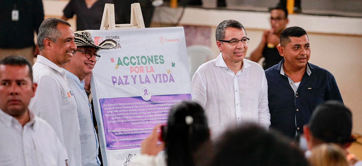 Fotografía del presidente de la República, Gustavo Petro; el ministro de Transporte, William Camargo Triana y el subdirector general del Invías, Juan Carlos Montenegro Arjona, acompañado de Elvis Narváez Aguilar, presidente de la Junta de Acción Comunal,  vereda Guataca Sur, Margarita, Bolívar.