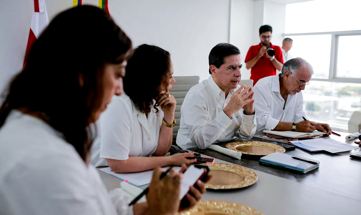 Fotografía de la mesa de actores del diálogo constructivo desarrollado entre la ministra de Transporte, María Constanza García Alicastro; el gobernador del Atlántico, Eduardo Verano de la Rosa; el ministro del Interior, Juan Fernando Cristo Bustos; el alcalde de Cartagena, Dumek Turbay Paz; el director del Invías, Juan Carlos Montenegro Arjona y funcionarios de la alcaldía de Barranquilla sobre la Contribución Nacional de Valorización.