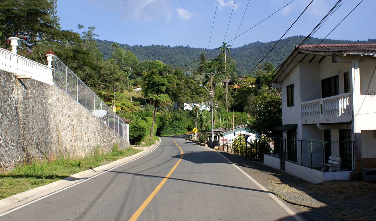Fotografía de la vía Cali - Loboguerrero en el Valle del Cauca.