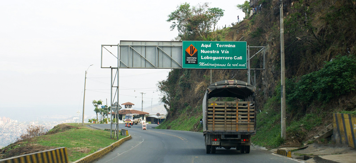 Fotografía del tránsito de vehículos en la vía Cali - Loboguerrero en el Valle del Cauca.