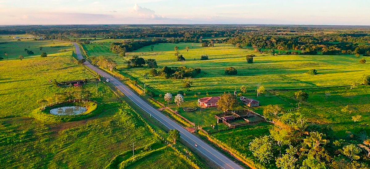Fotografía aérea de vía en Colombia en un paisaje rural.