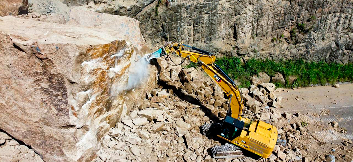 Fotografía de trabajos de remoción con maquinaria pesada asignada a la vía Ruta del Sol I por la emergencia sucedida en el sector Guaduas.