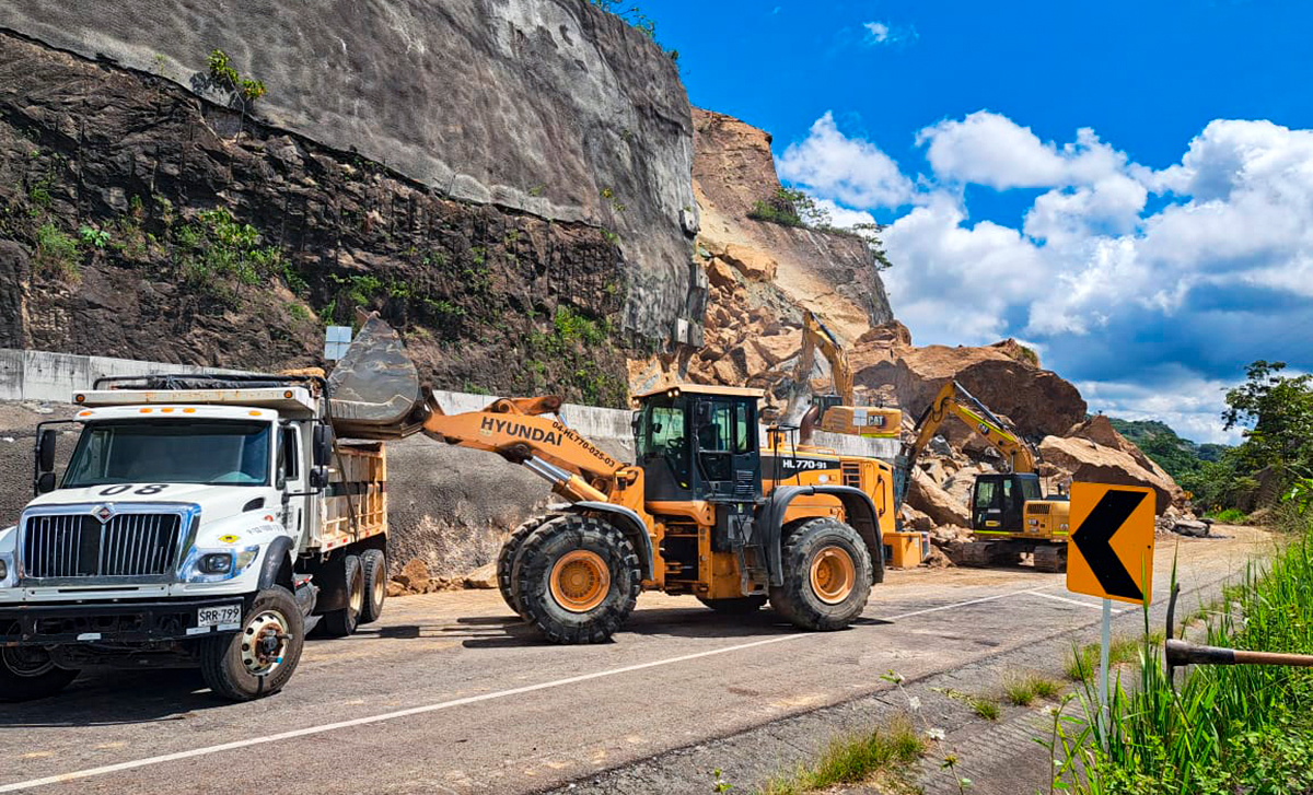Fotografía de los trabajos de remoción con maquinaria pesada asignada a la vía Ruta del Sol I por la emergencia sucedida en el sector Guaduas.