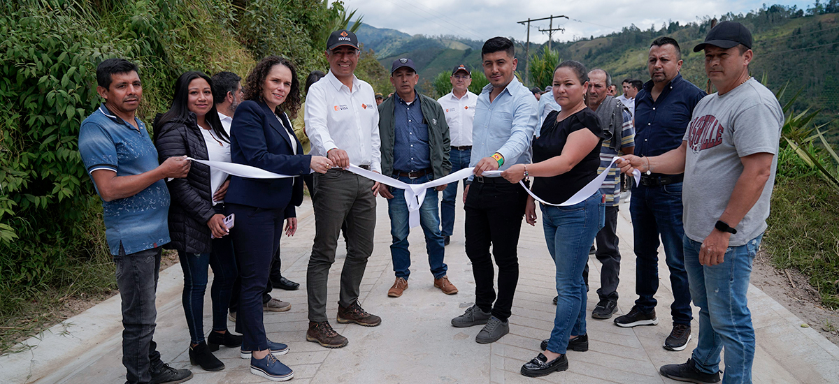 Fotografía del director General del Invías, Juan Carlos Montenegro Arjona y la ministra de Transporte, María Constanza García Alicastro durante la inauguración de placa huella que hace parte de las obras entregadas en Nariño.