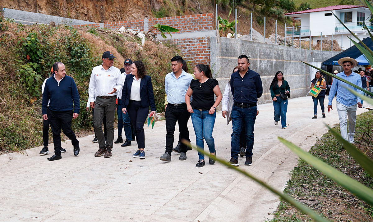 Fotografía del director General del Invías, Juan Carlos Montenegro Arjona y la ministra de Transporte, María Constanza García Alicastro durante su recorrido por placa huella que hace parte de las obras entregadas en Nariño.