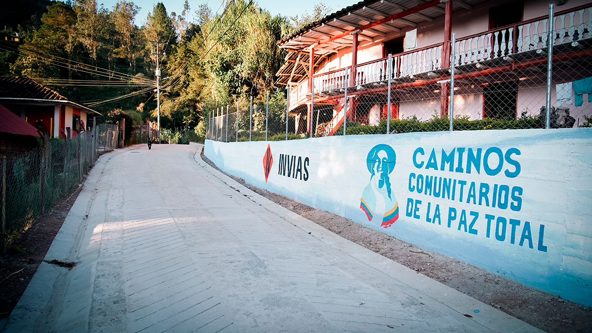Fotografía de mural junto a vía que hace parte de las obras entregadas por el Invías en Nariño.