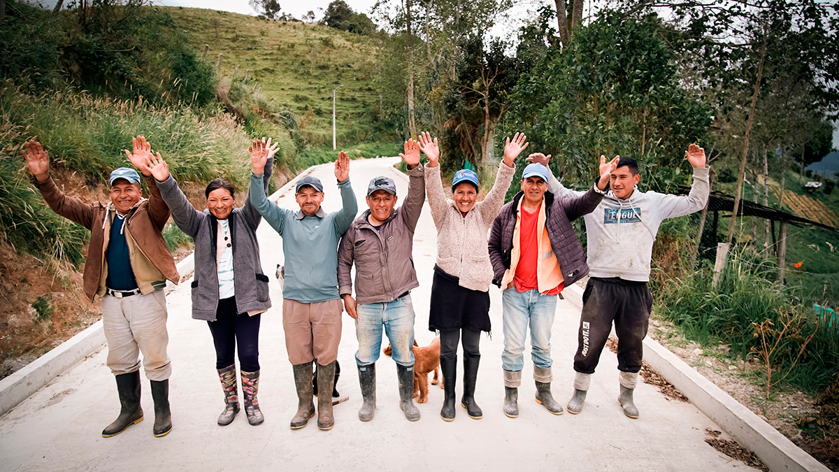 Fotografía de la alegría de los beneficiarios de las obras entregadas por el Invías en Nariño.
