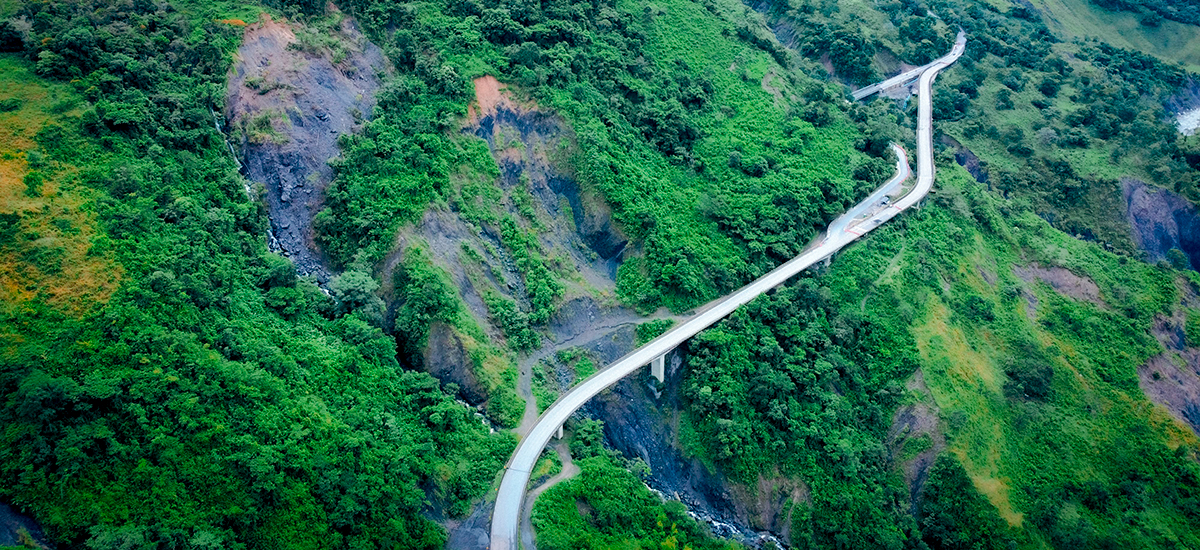 Fotografía aérea de viaducto y parte de vía en la Transversal Cusiana.