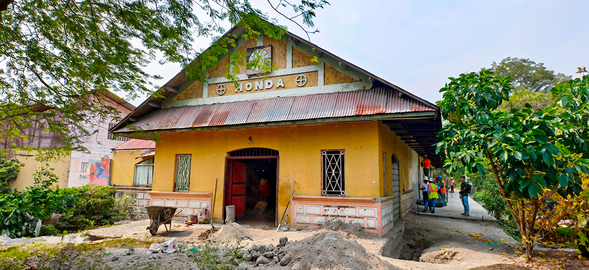 Fotografía de una estación férrea Honda en mantenimiento en el Tolima.