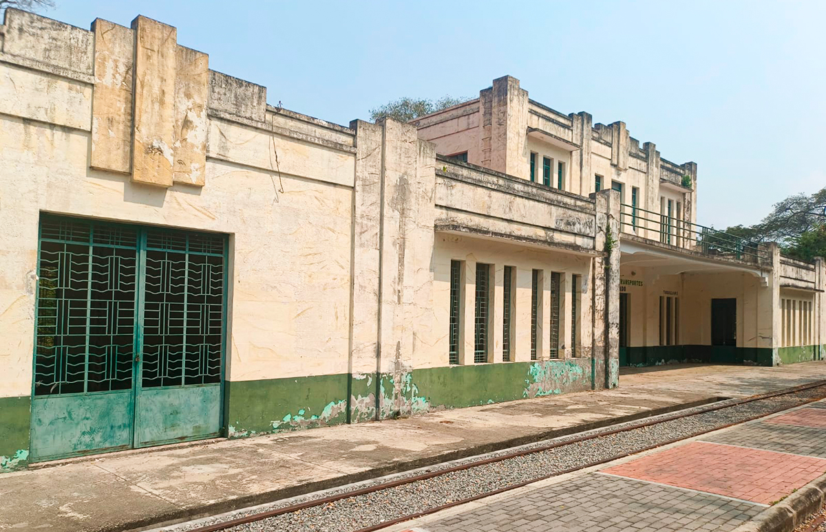 Fotografía de una estación férrea en mantenimiento en Cundinamarca, Tolima y Huila.
