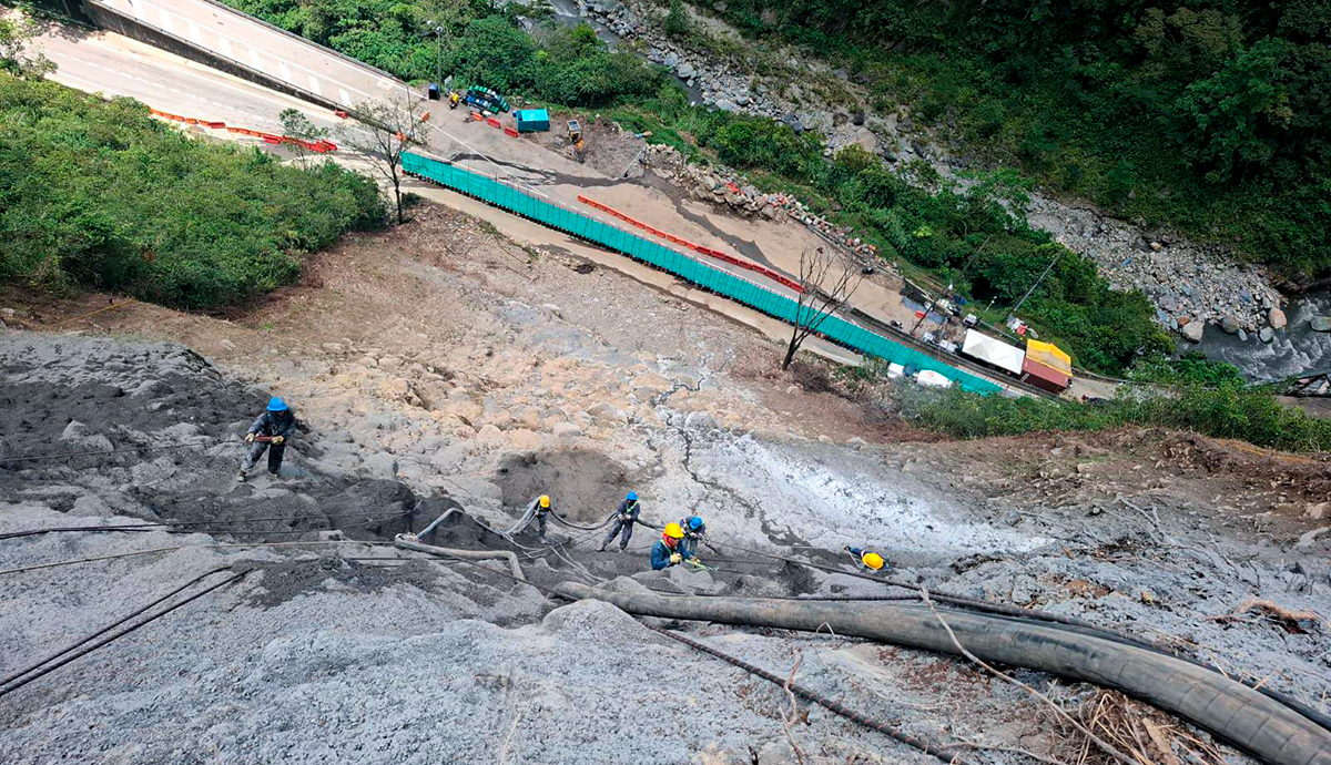 Fotografía del estado de los trabajos en la montaña en la vía Bogotá - Villavicencio a la altura del km 56.