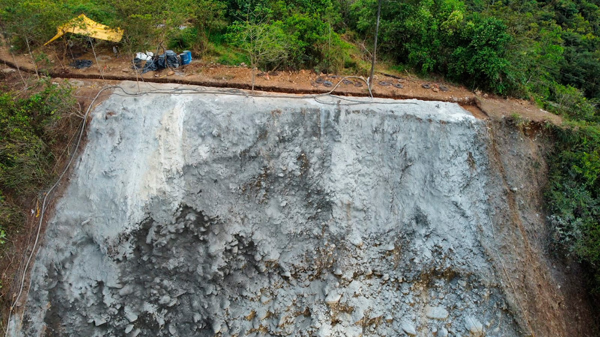 Fotografía de los trabajos del Invías en lo más alto del talud en el km 56, sector Quebrada Blanca, de la vía Bogotá - Villavicencio.
