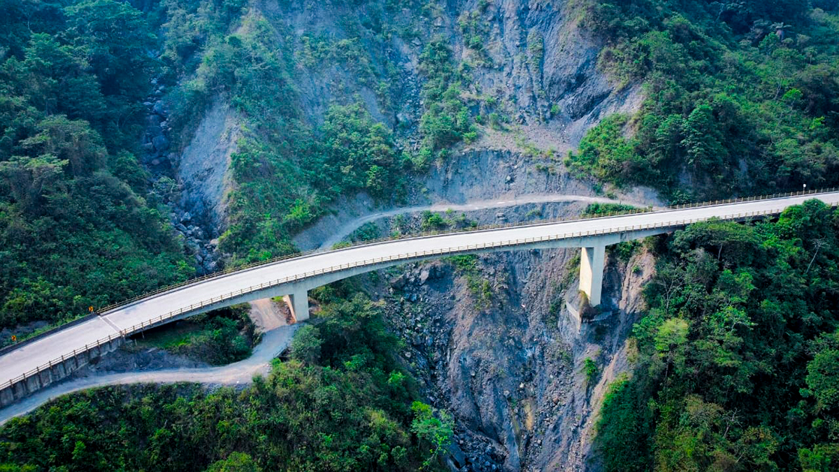 Fotografía de tránsito de camión por el corredor Sogamoso - Aguazul.
