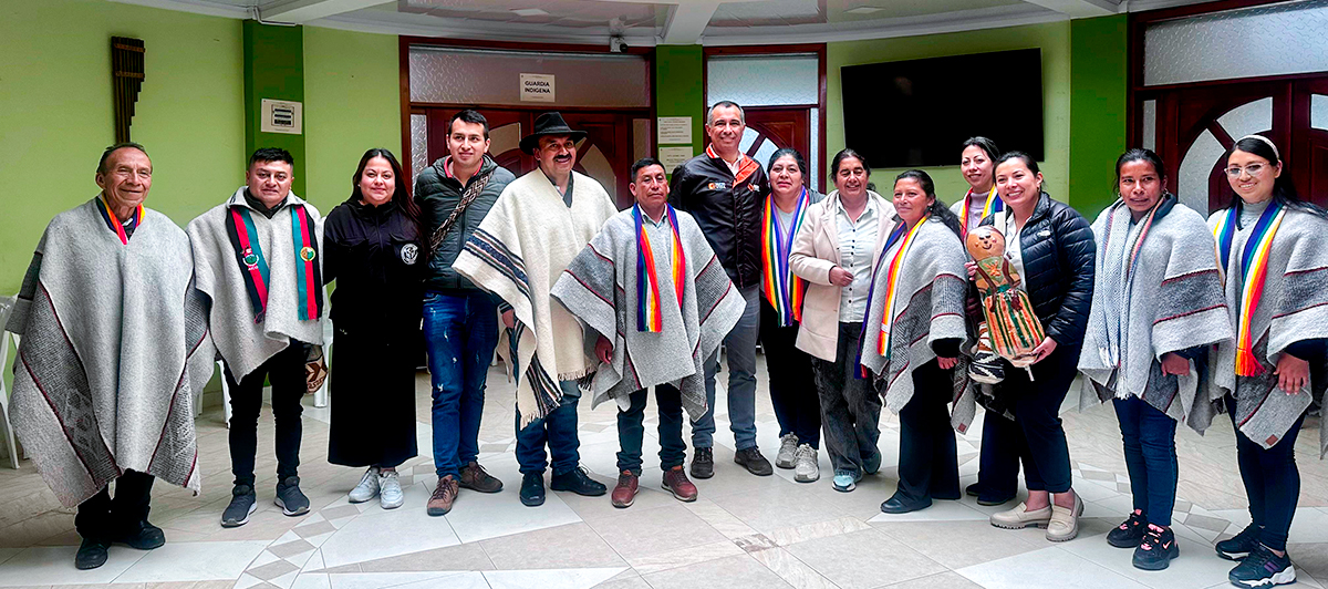 Fotografía del director General del Invías, Juan Carlos Montenegro Arjona, junto a comunidades indígenas beneficiarias de obras del programa Caminos Comunitarios de la Paz Total en Nariño.