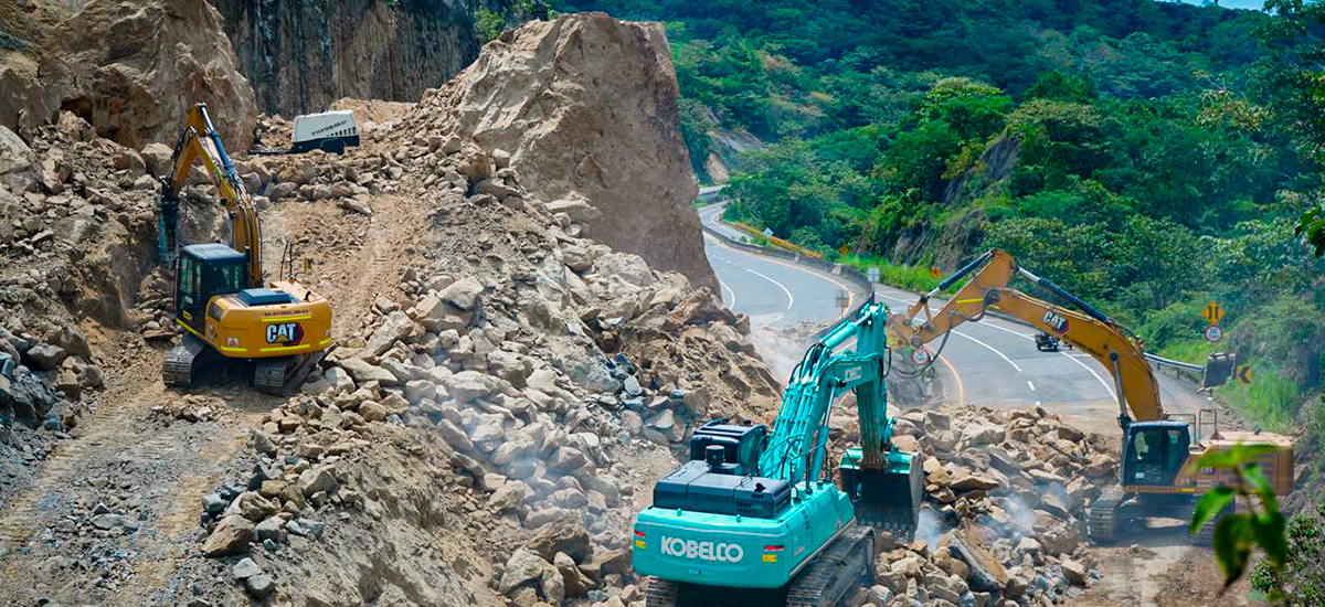 Fotografía del trabajo de la maquinaria pesada en la remoción de escombros de la vía El Korán - Guaduas.
