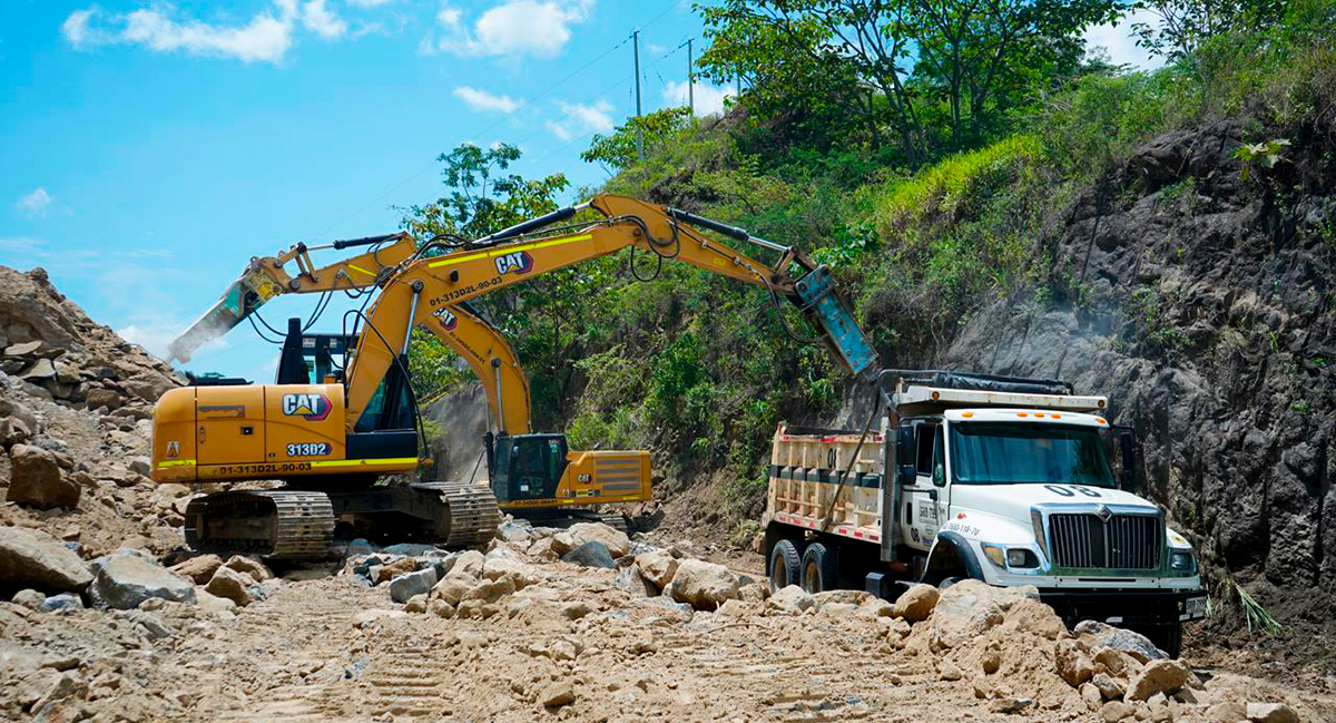 Fotografía del trabajo de la maquinaria pesada en la remoción de escombros de la vía El Korán - Guaduas.