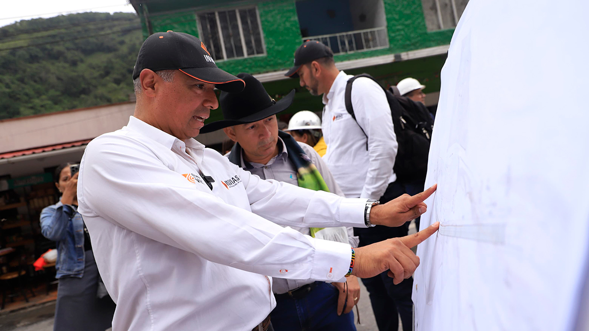 Fotografía del director General del Invías, Juan Carlos Montenegro Arjona enseñando partes del plano a representante del gobierno local de posicionamiento de obras en el avance del proyecto de solución del km 58 en la vía Bogotá - Villavicencio.