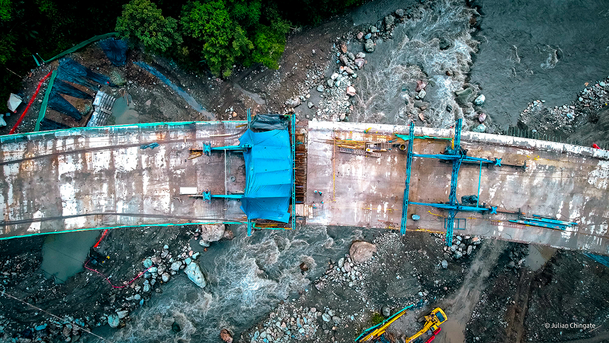 Fotografía aérea de la unión de dovelas en viaducto parte de obras en el avance del proyecto de solución del km 58 en la vía Bogotá - Villavicencio.
