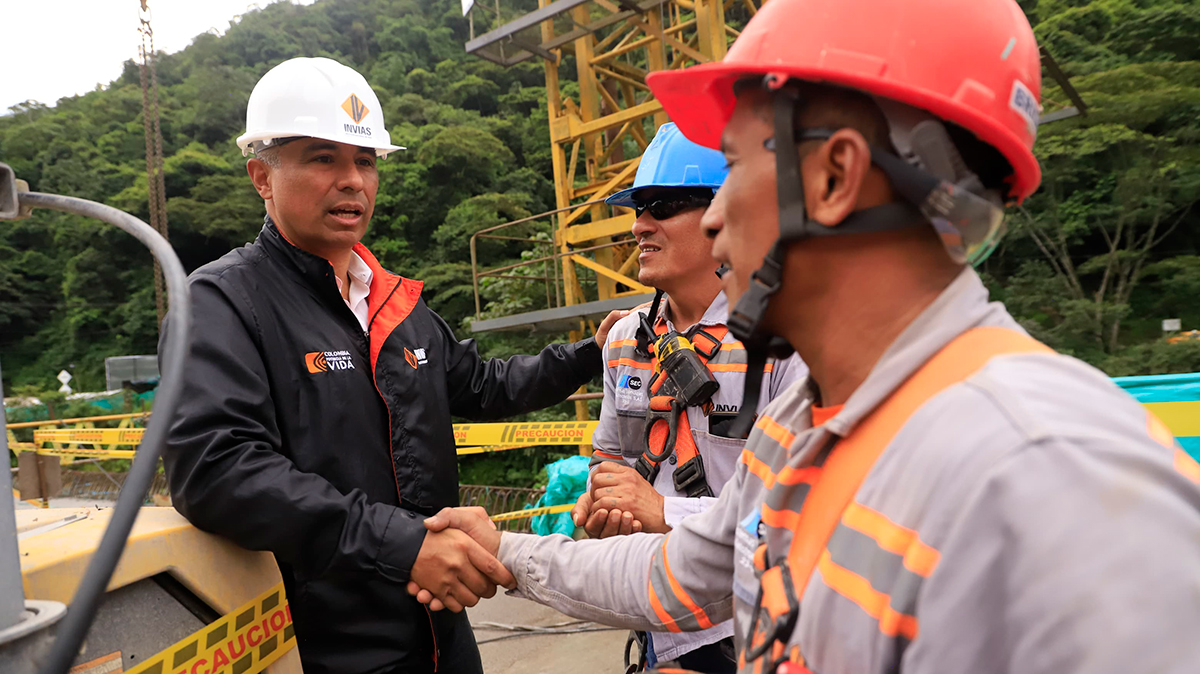 Fotografía del saludo del director General del Invías, Juan Carlos Montenegro Arjona a colaboradores que participan de la construcción de las obras en el avance del proyecto de solución del km 58 en la vía Bogotá - Villavicencio.