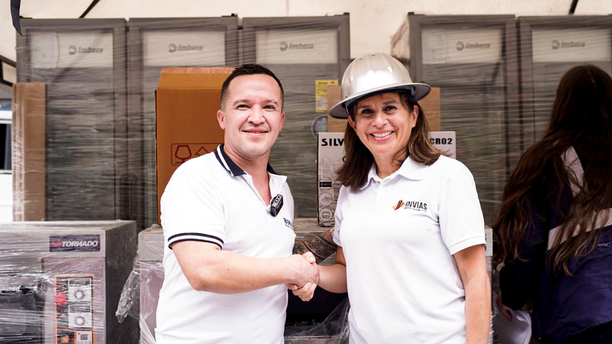Fotografía de la subdirectora General del Invías, Carolina Barbanti junto a beneficiario de las obras en el avance del proyecto de solución del km 58 en la vía Bogotá - Villavicencio.