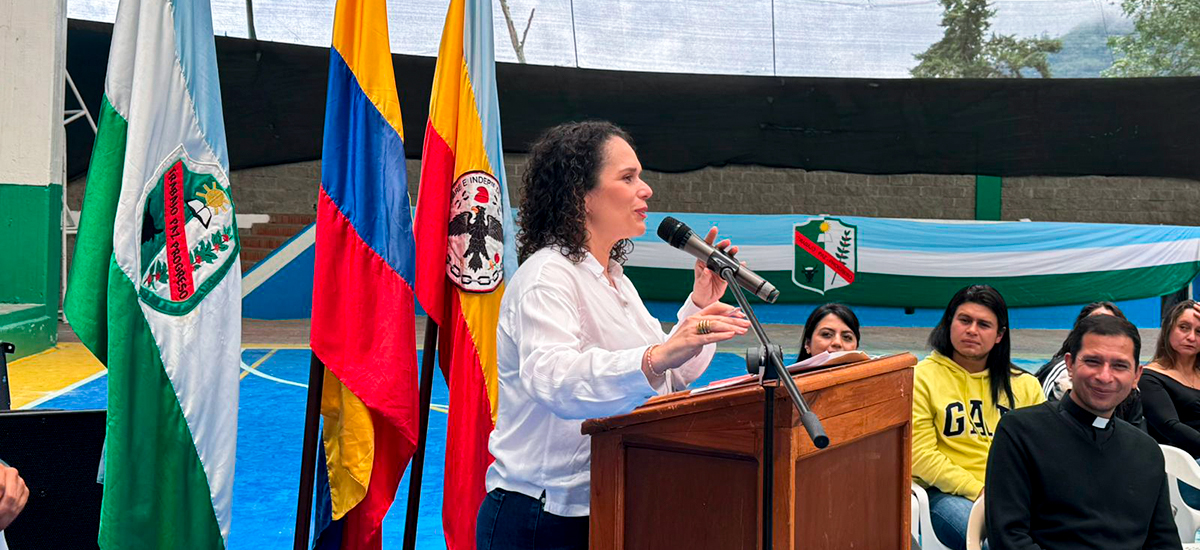 Fotografía de la directora general (e) del INVÍAS, María Constanza García Alicastro, durante su anuncio de recursos por $8.000 M para la vía Arbeláez - San Bernardo en Cundinamarca.