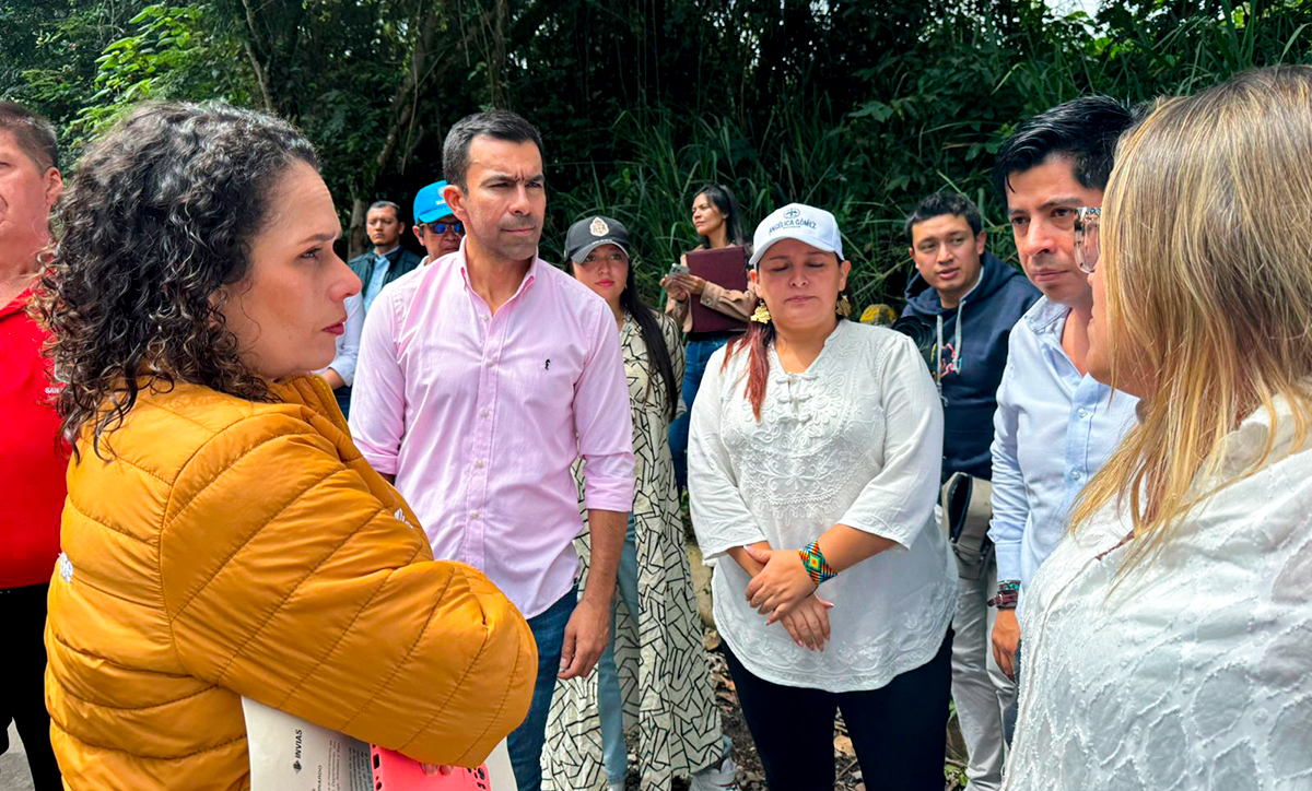 Fotografía de la directora general (e) del INVÍAS, María Constanza García Alicastro, durante su anuncio de recursos por $8.000 M para la vía Arbeláez - San Bernardo en Cundinamarca.