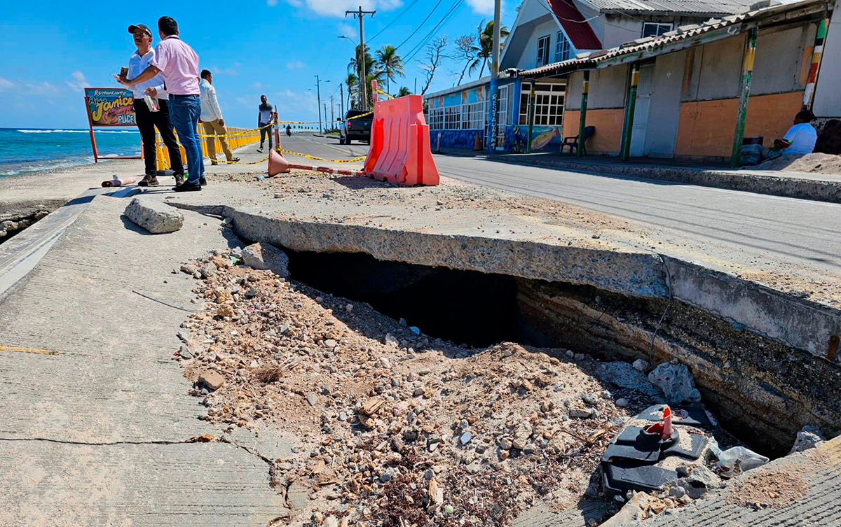Fotografía de la pérdida de banca en la vía circunvalar de San Andrés.