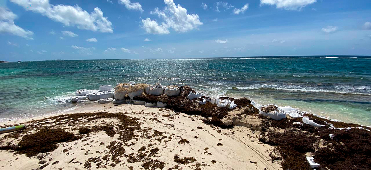 Fotografía de playa en la isla de San Andrés en la que se estaban realizando labores de recuperación de la vía.