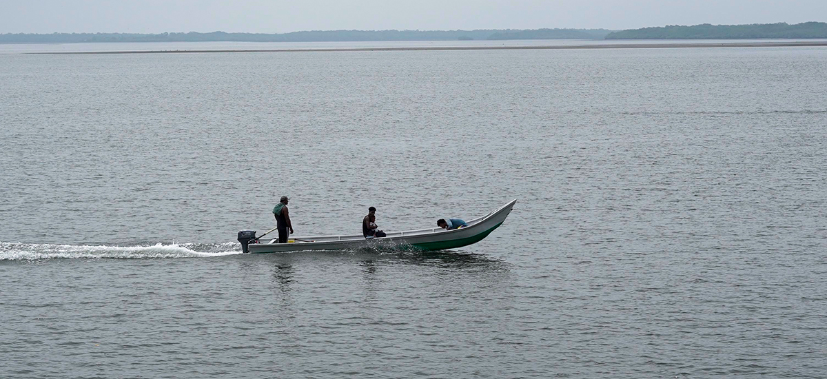 Fotografía de pescadores en el distrito de Tumaco en Nariño.