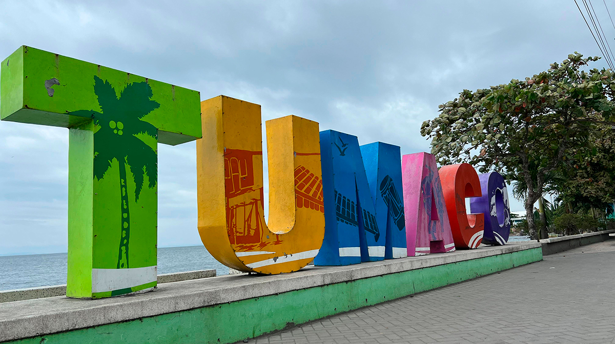 Fotografía de letrero del distrito de Tumaco en Nariño.