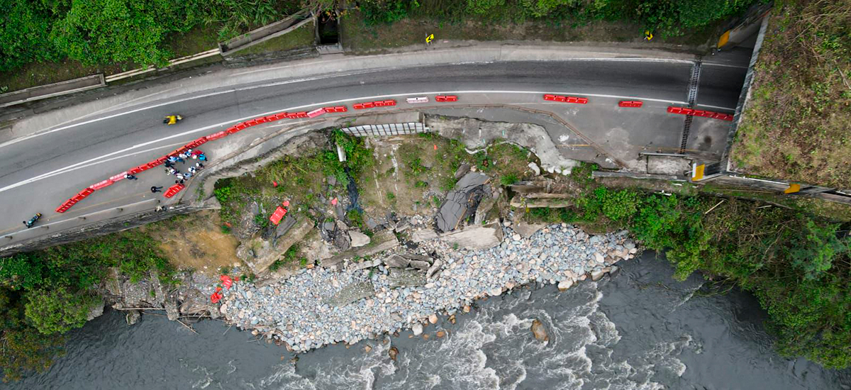 Fotografía aérea de uno de los puntos críticos afectados del corredor concesionado Bogotá - Villavicencio.