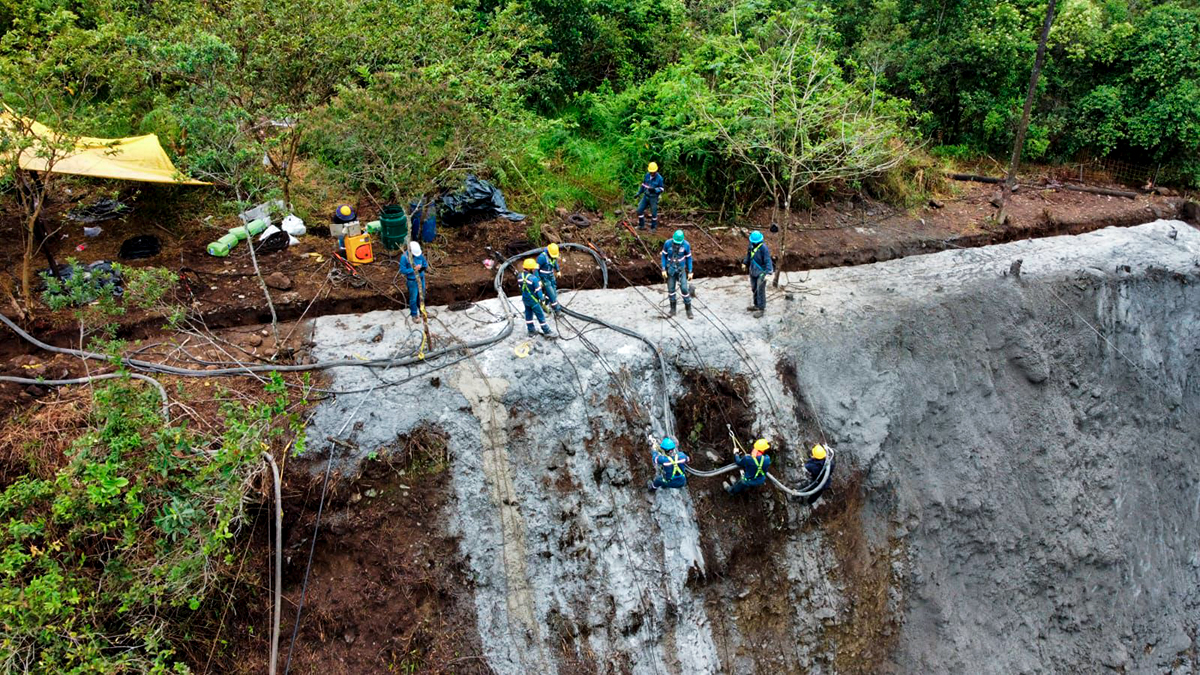 Fotografía de los trabajos en la montaña por parte de colaboradores del Invías en el corredor concesionado Bogotá - Villavicencio.