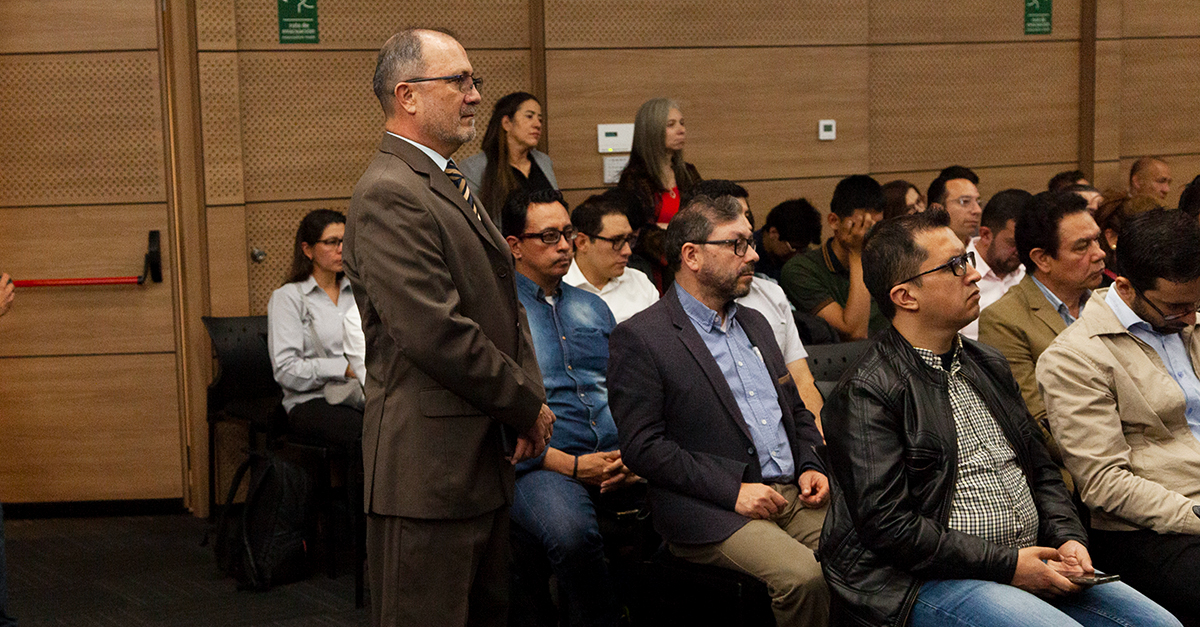 Fotografía de algunos asistentes a la sesión de ajustes para actualizar la Norma Colombiana de Diseño de Puentes CCP - 14.