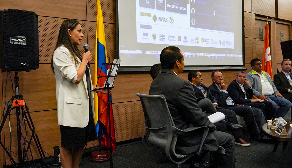 Fotografía de la subdirectora de Reglamentación Técnica e Innovación, Gladys Gutierrez durante su intervención como panelista en la sesión de ajustes para actualizar la Norma Colombiana de Diseño de Puentes CCP - 14.
