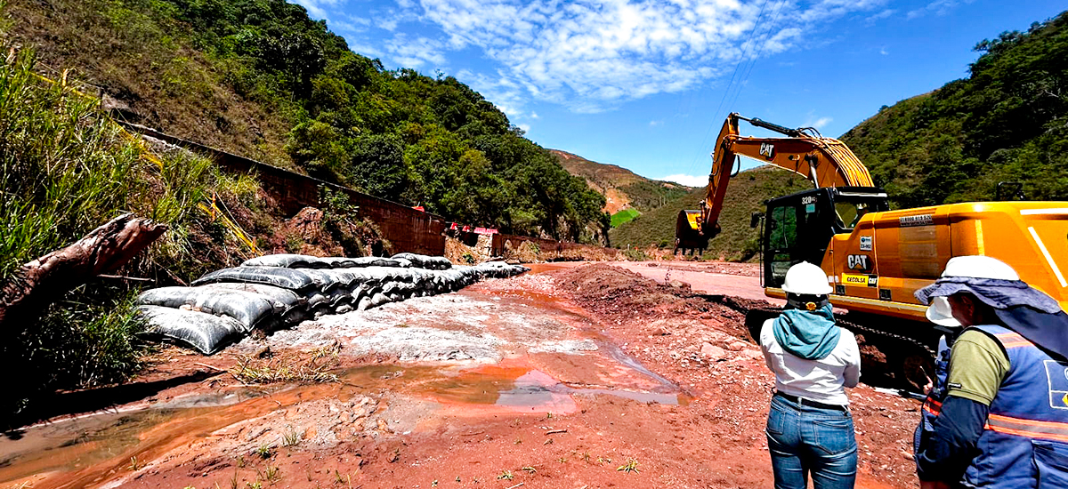 Fotografía de colaboradores del INVÍAS en las labores de estudios y diseños en la vía Ocaña - Cúcuta, en el sector El Tarrita.